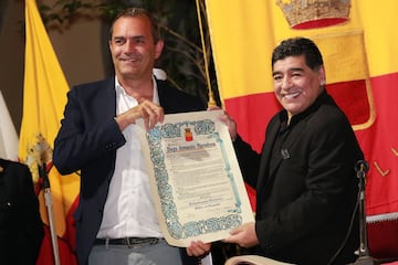 05 de julio de 2017 El ex jugador de fútbol argentino Diego Armando Maradona recibe la ciudadanía honoraria de Nápoles del alcalde de la ciudad, Luigi De Magistris, durante una ceremonia en el ayuntamiento de Nápoles.