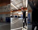 ¿Curry, eres tú? Peso Pluma mostró sus dotes en el basquetbol y vaya que lució