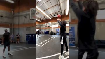 ¿Curry, eres tú? Peso Pluma mostró sus dotes en el basquetbol y vaya que lució