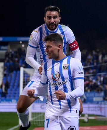 Juan Muñoz celebra con Dani Raba un gol al Mirandés