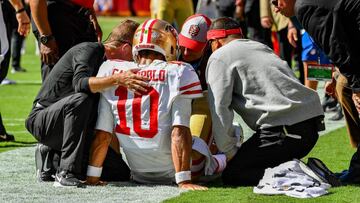 KANSAS CITY, MO - SEPTEMBER 23: Head coach Kyle Shanahan of the San Francisco 49ers and the team training staff examine quarterback Jimmy Garoppolo #10 on the sideline after being hurt on a play during the fourth quarter of the game against the Kansas City Chiefs at Arrowhead Stadium on September 23rd, 2018 in Kansas City, Missouri.   Peter Aiken/Getty Images/AFP
 == FOR NEWSPAPERS, INTERNET, TELCOS &amp; TELEVISION USE ONLY ==