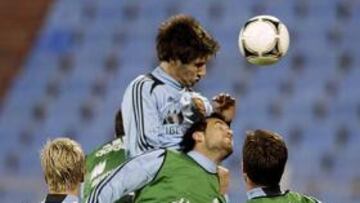 <b>TODAVÍA SIN TELE. </b>Javi Martínez disputa un balón ayer en el entrenamiento de la Selección en Minsk.