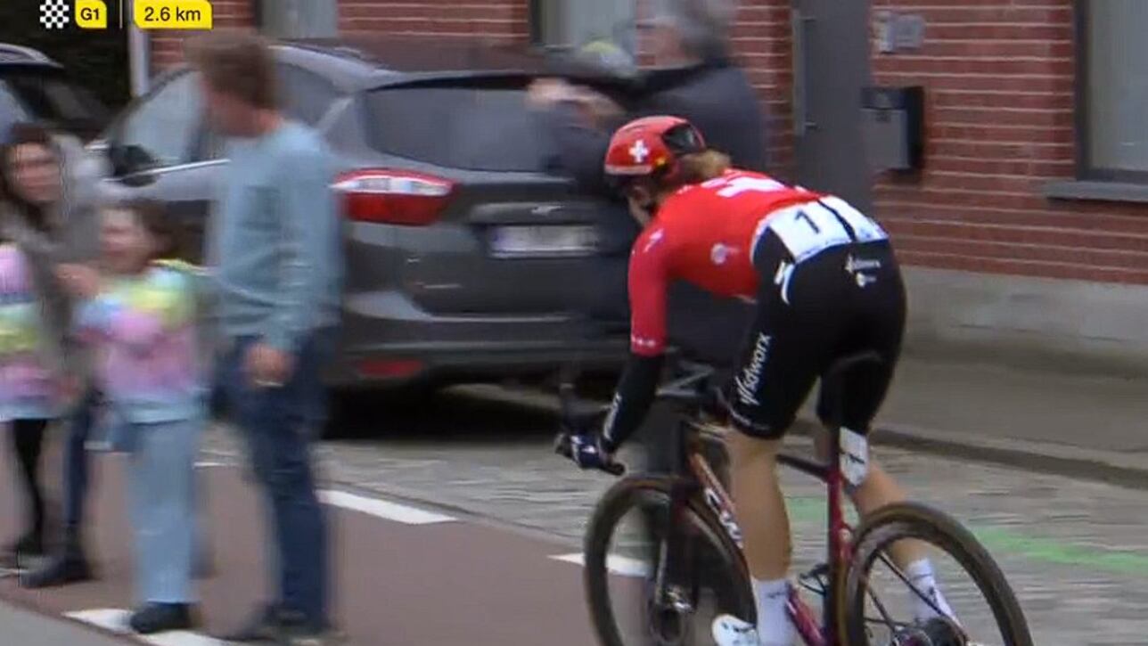 Reusser, descalificada en GanteWevelgem por rodar por un carril bici