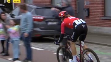 La ciclista suiza Marlene Reusser rueda por un carril bici durante la disputa de la Gante-Wevelgem femenina.