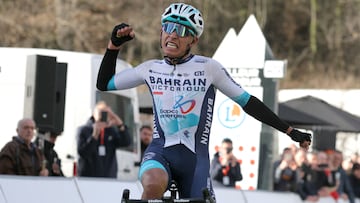 Santi Buitrago celebra su victoria de etapa en París-Niza.