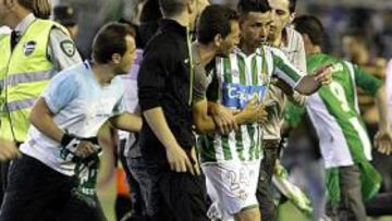 <b>FIESTA VERDIBLANCA. </b>La afición bética saltó al campo al término del encuentro para festejar el virtual ascenso con los jugadores y el técnico, Pepe Mel.