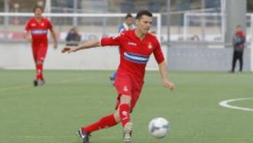 Constantin Galca fue la gran estrella en el partido entre los Veteranos del Espanyol y la Federació de Penyes, que se disputó este domingo en Sant Adrià. Tras el entrenamiento del primer equipo, el rumano se enfundó la camiseta roja —la segunda equipación de esta temporada— y jugó. La recaudación iba destinada a recoger juguetes para los niños y niñas más desfavorecidos.