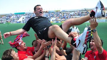 Los jugadores del Mirand&eacute;s celebran junto a Pouso el ascenso a Segunda Divisi&oacute;n en la temporada 2012-13.