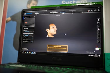 El ordenador al que está conectada la máquina de mapeo en 3D va registrando cada porción de cara, que al mismo tiempo va apareciendo en la pantalla. Es importante no ir demasiado rápido, o la conexión se pierde y hay que volver a una zona previamente mapeada.