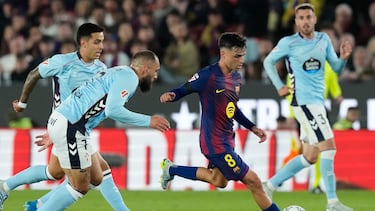 SAN SEBASTIÁN, 22/04/2026.- El centrocampista del FC Barcelona Pedri (d) se escapa de Borja Iglesias, del Celta, durante el partido de la jornada 33 de LaLiga entre el FC Barcelona y el Celta, este miércoles en el Camp Nou. EFE/Enric Fontcuberta