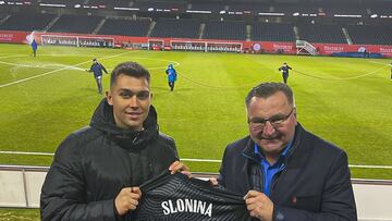 Gabriel Slonina con el técnico de la Selección de Polonia