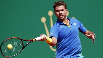 El tenista suizo Stan Wawrinka devuelve la bola al checo Jiri Vesely durante el partido de segunda ronda del Masters 1000 de Montecarlo.