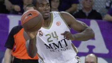 <b>EN JUEGO. </b>Ibaka saca de fondo en su primer partido con el Real Madrid ante el Armani Milán.