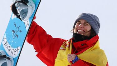 2022 Beijing Olympics - Snowboard - Women's Snowboard Halfpipe Final Run 3 - Genting Snow Park, Zhangjiakou, China - February 10, 2022. Silver medallist Queralt Castellet of Spain celebrates during the flower ceremony. REUTERS/Lisi Niesner