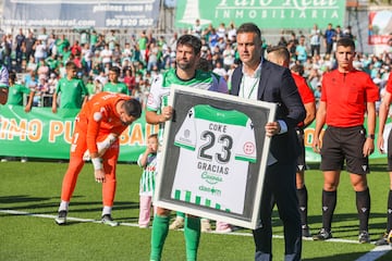 Coke Andújar recibiendo una camiseta conmemorativa por su retirada como jugador.