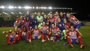 Las jugadoras del Atlético de Madrid festejaron el pase a octavos por todo lo alto, primero en el campo del Manchester City y después en el vestuario.