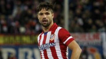 Diego pasa un balón durante su primer partido.