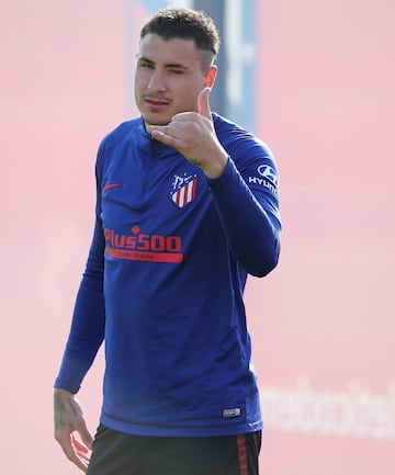 El defensa uruguayo saludando antes del entrenamiento