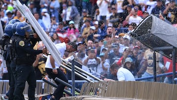 Policias resguardan a Rafael Puente Director Tecnico de Pumas de los fans que le lanzaron objetos durante el partido Pumas UNAM vs Pachuca, Correspondiente a la Jornada 12 del Torneo Clausura 2023 de la Liga BBVA MX, en el Estadio Olimpico Universitario, el 19 de Marzo de 2023.