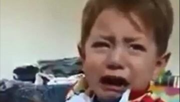 Niño llora con la playera del América