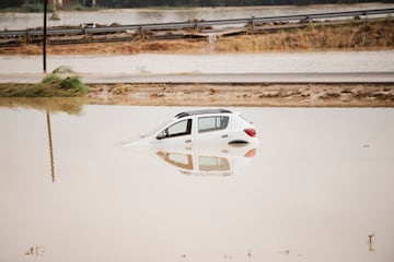 Varios coches hundidos al lado de la autovía A-42, en Bargas, Toledo, Castilla-La Mancha (España). El paso de La Dana por la provincia de Toledo ha dejado a un hombre fallecido en la localidad de Bargas. El cadáver ha sido hallado en el interior del vehículo y todo apunta a que el temporal ha provocado el fallecimiento.