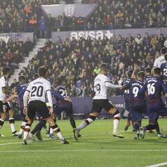 Giro de 180 grados en las defensas de Valencia y Levante