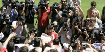 Agüero fue presentado el 5 de junio de 2006 como nuevo jugador del Atlético de Madrid en el Vicente Calderón.