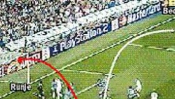 <b>CENTRO A R. CARLOS. </B> Con el Olympique ganando 0-1 el inglés centró casi desde el córner. El efecto era de dentro a fuera. Roberto Carlos enganchó una volea que entró por la escuadra.