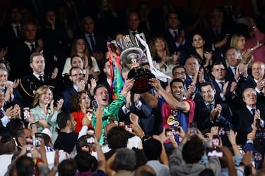 El conjunto azulgrana consigue el trofeo de Copa número 33 tras ganar al Real Madrid 3-2.