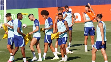 Reinildo, Hermoso y Witsel, entre otros, se preparan para un ejercicio en el último entrenamiento del Atlético antes del estreno del Atlético en Liga ante el Getafe.