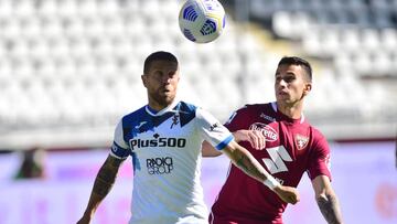 Soccer Football - Serie A - Torino v Atalanta - Stadio Olimpico Grande Torino, Turin, Italy - September 26, 2020. Atalanta&rsquo;s Alejandro Gomez in action with Torino&rsquo;s Alex Berenguer REUTERS/Massimo Pinca