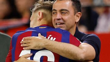 Soccer Football - LaLiga - Sevilla v FC Barcelona  - Estadio Ramon Sanchez Pizjuan, Seville, Spain - May 26, 2024 FC Barcelona's Fermin Lopez celebrates scoring their second goal with coach Xavi REUTERS/Marcelo Del Pozo