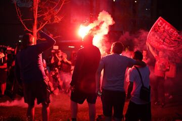 Seguidores del Liverpool celebran por las calles de la ciudad la primera liga de su equipo en 30 años.