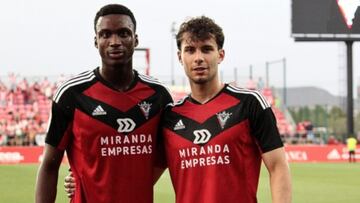 Salifo y Nacho Castillo son fotografiados al final del partido ante el Sporting.