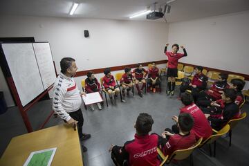 Güler, entusiasmado cuando aún jugaba en el Genclerbirligi, junto a sus compañeros y Erol Tokgözler, su entrenador.