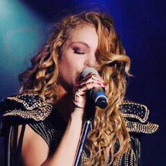 Video: Paulina Rubio llora al recordar a su mamá en pleno concierto