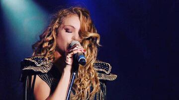 Video: Paulina Rubio llora al recordar a su mamá en pleno concierto