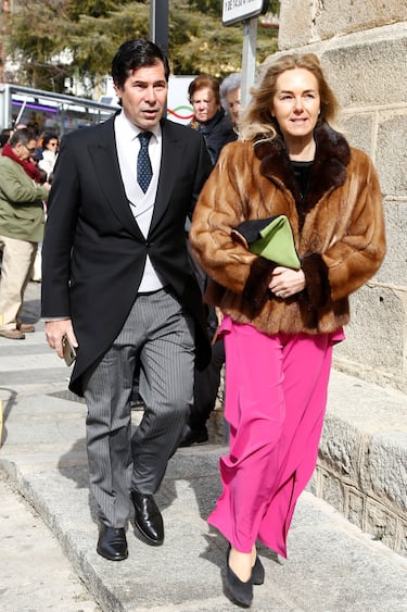 Los invitados llegan al enlace en la iglesia parroquial de Santiago Apóstol en Cebreros, Ávila. 