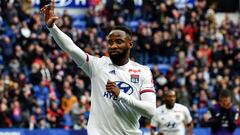 Moussa Demb&eacute;l&eacute; celebra un gol con el Lyon.