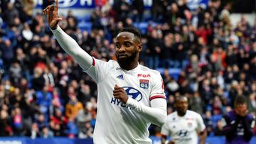 Moussa Dembélé celebra un gol con el Lyon.