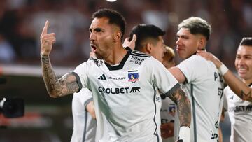 oFutbol, Colo Colo vs Cobresal.
Fecha 26, Campeonato Nacional 2024.
El jugador de Colo Colo Javier Correa, izquierda, celebra su gol contra Cobresal durante el partido de primera division disputado en el estadio Monumental en Santiago, Chile.
26/09/2024
Felipe Zanca/Photosport
Football, Colo Colo vs Cobresal.
26th turn, 2024 National Championship.
Colo Colo's player Javier Correa, left, celebrates his goal against Cobresal during the first division match held at the Monumental stadium in Santiago, Chile.
26/09/2024
Felipe Zanca/Photosport