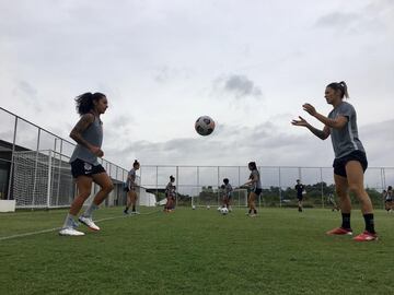 "Acá es impresionante, graban todos los entrenamientos, los partidos, a uno de forma individual. Son muy individualistas, quieren que tu mejores en todo sentido, en la parte de fuerza, siempre enfocado en la parte individual".