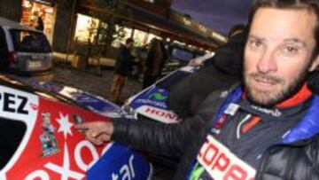 'Chaleco' López muestra la imagen de Carlo de Gavardo en su coche.