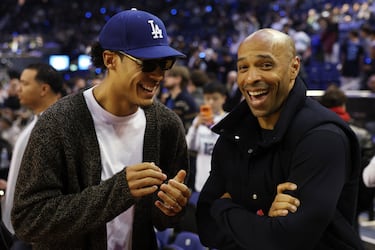 El defensa neerlandés del Liverpool Virgil van Dijk y el exfutbolista Thierry Henry antes del partido.