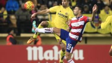 Mario Gaspar durante un partido contra el Granada. 