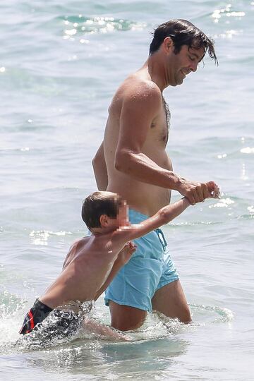 El exentrenador argentino del Real Madrid se encuentra disfrutando de las playas ibicencas en compañía de sus hijos y familia.