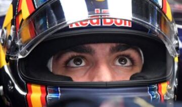 Carlos Sainz Jr instantes antes de comenzar la jornada de clasificación del GP de China.