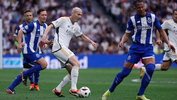 MADRID, 23/03/2024.- El jugador del Real Madrid Leyendas Zinedine Zidane (c) controla el balón ante varios jugadores del FC Porto Vintage durante el partido benéfico Corazón Classic Match 2024 este sábado en el estadio Santiago Bernabéu en Madrid. EFE/ Javier Lizon