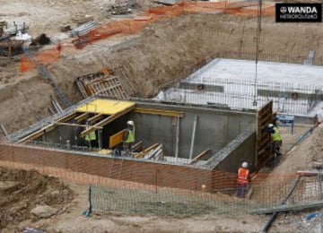 El proyecto plantea el reciclaje de aguas pluviales para el riego de terreno del juego y la limpieza de la plataforma. Con este fin, se han previsto varios depósitos de acumulación de aguas pluviales. En la imagen pueden apreciarse los trabajos que se están realizando en el fondo norte.