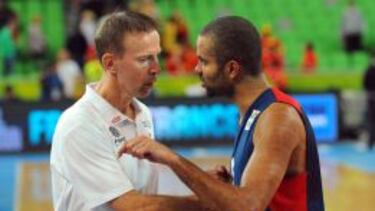 LOS JEFES DE FRANCIA. Vincent Collet habla con Tony Parker.